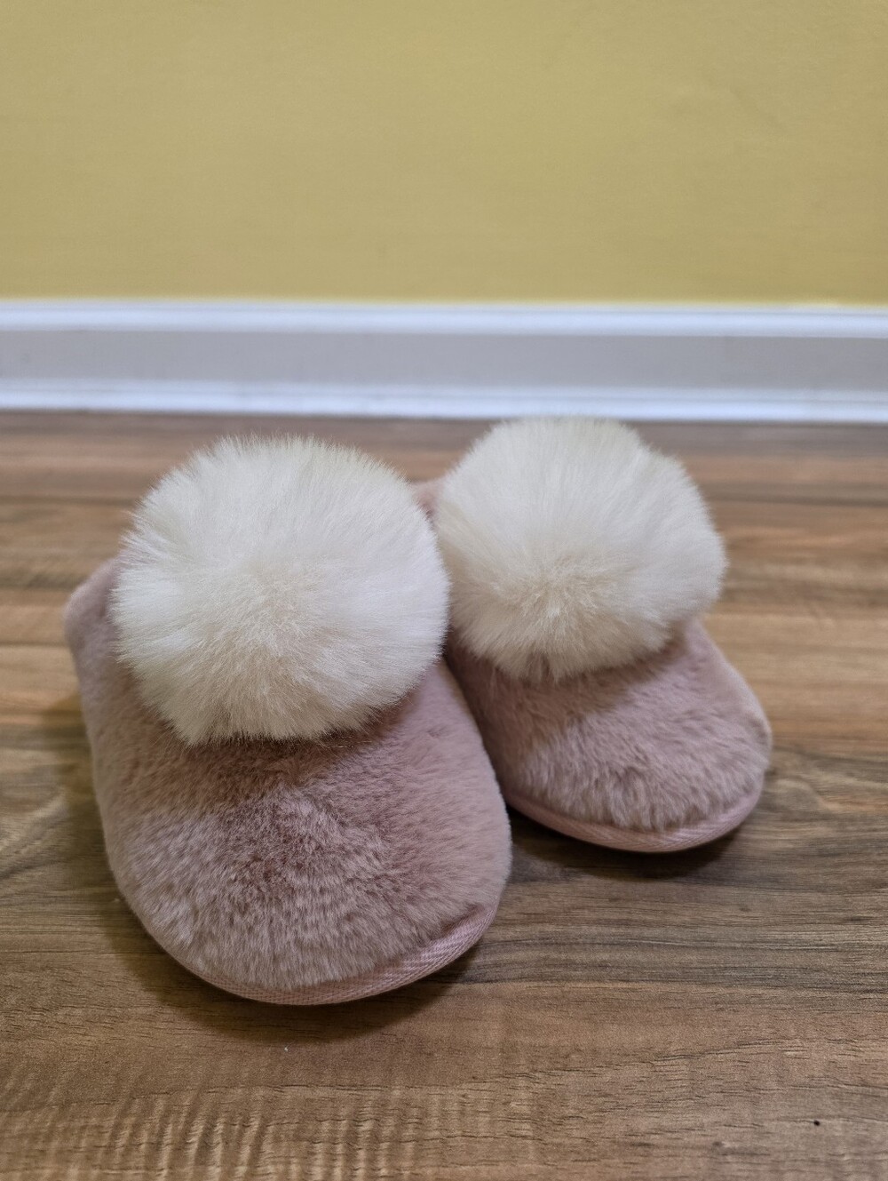 NWOT Jessica Simpson Faux Fur Pom Slipper
